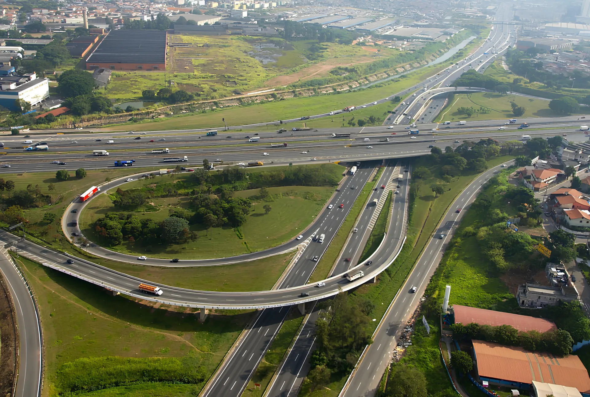 Estrada representando rotas e cidades atendidas pela Solfer